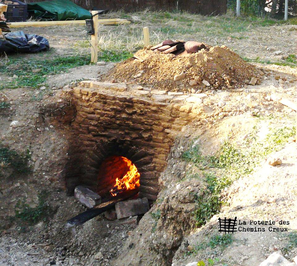 Édition 2014 : Le four de potier, cuisson de poteries noires